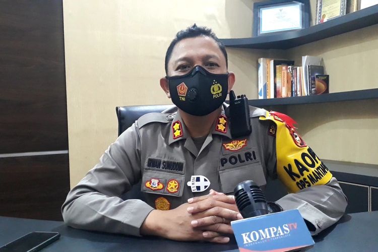 Kapolres Luwu Utara AKBP Irwan Sunuddin mengungkap dua orang terduga pelaku pembakaran mobil milik relawan bupati petahana Luwu Utara Indah Putri Indriani, Sabtu (12/12/2020)