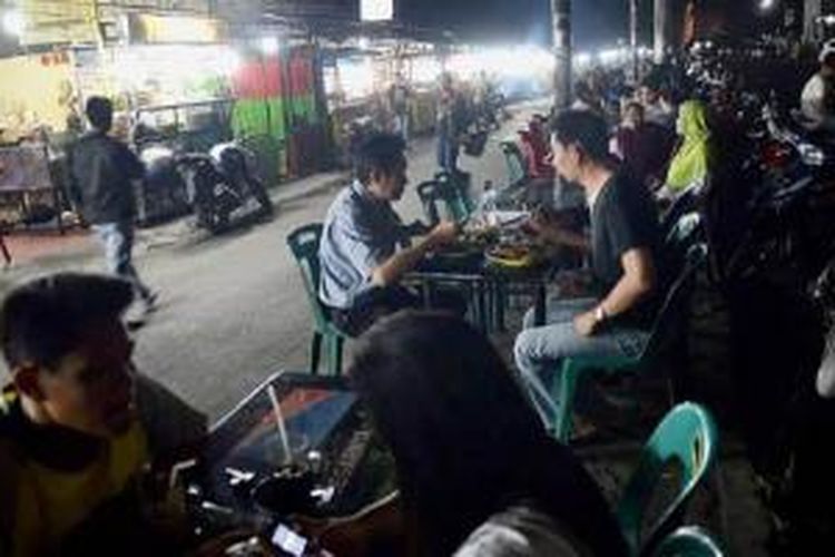 Warga bersantai di pusat kuliner yang buka 24 jam di Kota Pematang Siantar, Sumatera Utara, Rabu (15/4). Selain mengedepankan kota yang ramah lingkungan, pemerintah setempat juga mengembangkan Kota Pematang Siantar menjadi kota perdagangan dan jasa, salah satunya melalui penyediaan warung makan.