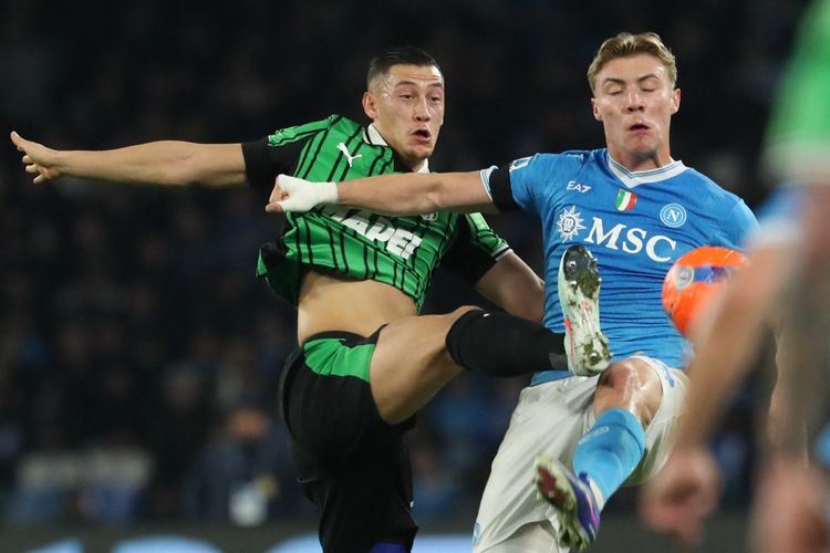 Jay Idzes (kiri) berduel dengan Rasmus Hojlund dalam pertandingan sepak bola Serie A Liga Italia antara Napoli vs Sassuolo di Stadion Diego Armando Maradona di Napoli pada 17 Januari 2026. (Foto oleh Carlo Hermann / AFP)