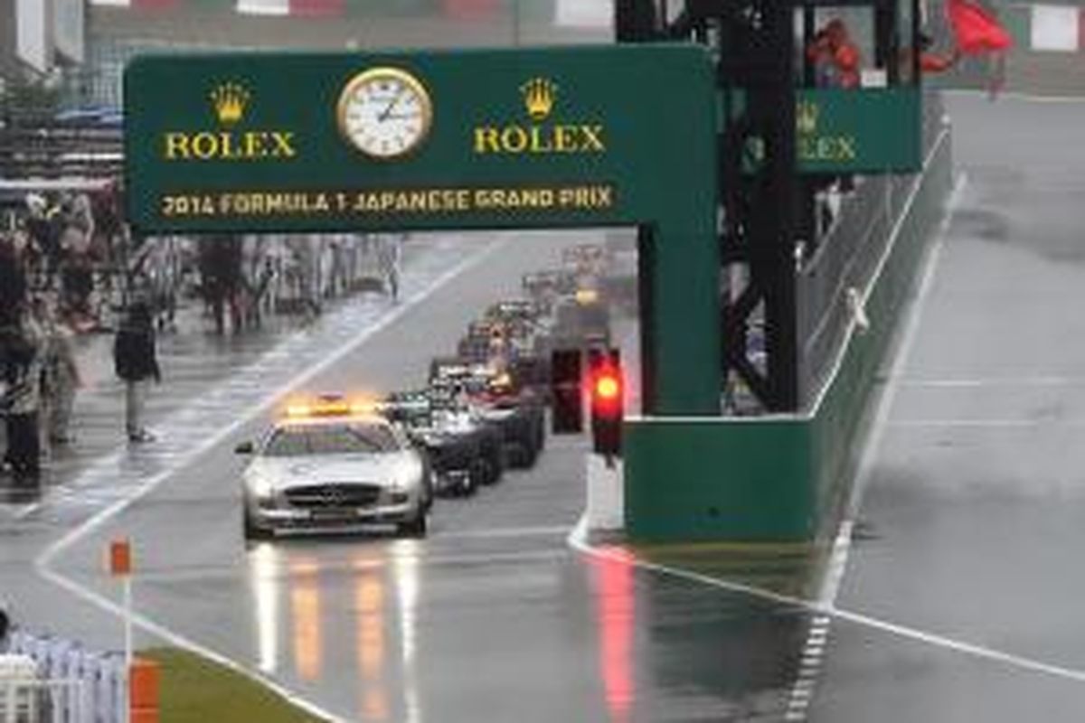 Safety car memimpin start GP Jepang pada lap ketiga dari pit lane Sirkuit Suzuka, Minggu (5/10/2014). Balapan dihentikan setelah dua putaran karena hujan yang semakin deras.