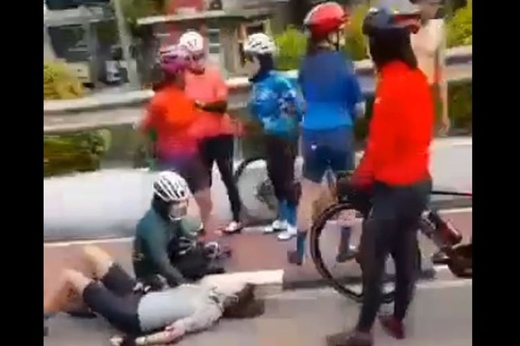 Tangkapan layar video hoaks kecelakaan pesepeda diklaim karena dibacok begal