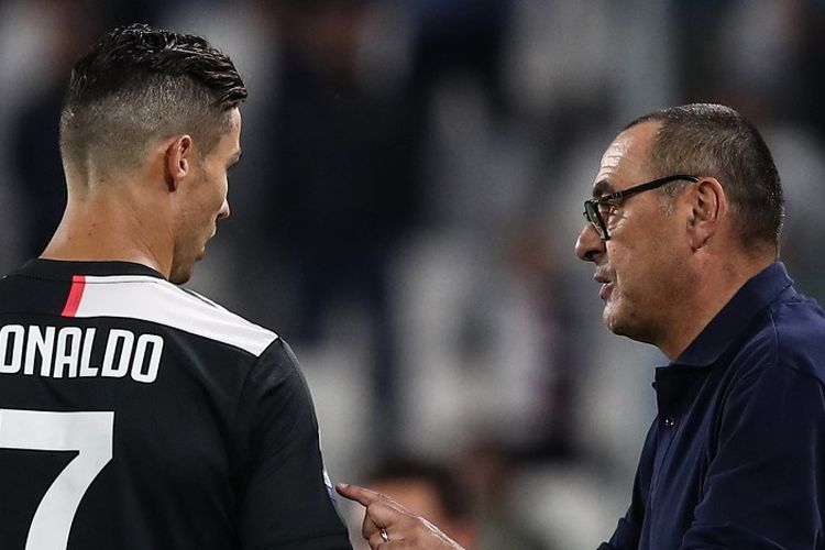Maurizio Sarri memberi instruksi kepada Cristiano Ronaldo pada laga Juventus vs Hellas Verona di Stadion Allianz, 21 September 2019. 
