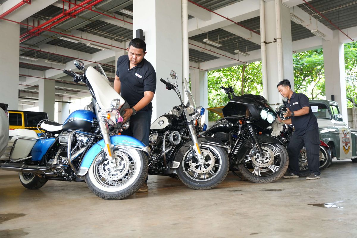 Sejumlah petugas melakukan perawatan kendaraan bermotor sitaan KPK RI di Gedung RUPBASAN KPK RI, Cawang, Jakarta Timur, Selasa (7/1/2025). KPK memastikan bahwa setiap mobil dan motor yang disimpan untuk proses lelang akan dirawat dengan baik.