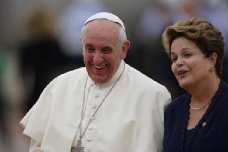 Paus Fransiskus (kiri) disambut oleh Presiden Brasil Dilma Rousseff saat tiba di Rio de Janeiro hari Senin (22/7). 