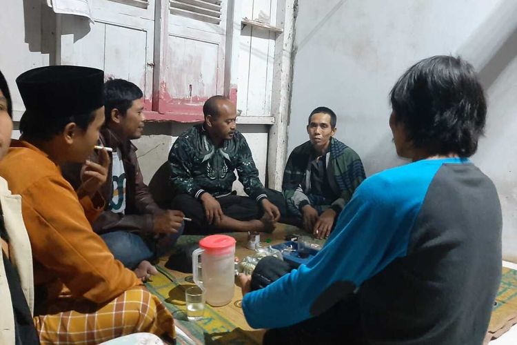 Wasroh (kedua dari kanan) yang sempat menghilang pulang ke rumah kakaknya di Desa Karangkemiri, Kecamatan Pekuncen, Kabupaten Banyumas, Jawa Tengah, Kamis (3/11/2022) malam.