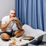 4 Dampak Buruk yang Ditimbulkan dari Makan di Tempat Tidur
