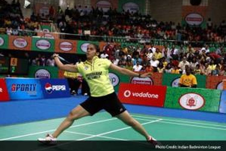 Tunggal putri India, Saina Nehwal, mengayunkan raket untuk mengembalikan shuttlecock pada Jualiane Schenk (Jerman), pada babak semifinal Indian Badminton League (IBL), di Hyderabad, India, Rabu (28/8/2013).