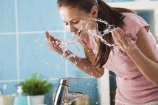  Cuci Wajah Pakai Air Dingin atau Air Panas, Mana yang Lebih Baik?