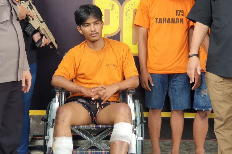 Ketua geng motor Neleng berinisial MTA (21) dihadirkan saat polisi menggelar konferensi pers di Polrestabes Medan pada Jumat (25/10/2024).  di