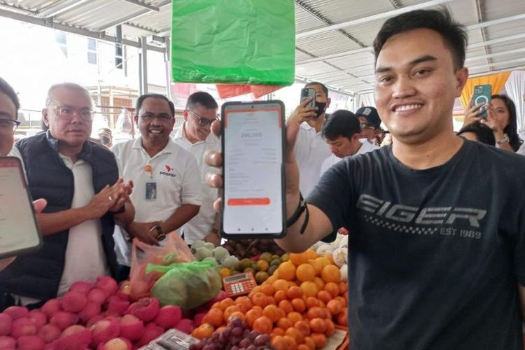 Pedagang di Pasar Rakyat di Kabupaten Minahasa, Sulawesi Utara (Sulut), menggunakan aplikasi Pospay. 