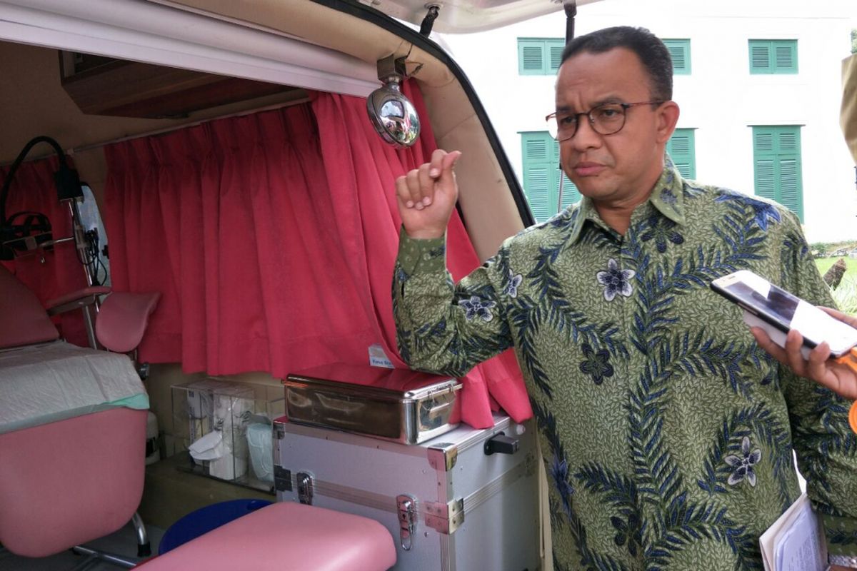 Gubernur DKI Jakarta Anies Baswedan melihat mobil Hibiscus milik Puskesmas Senen, Selasa (13/2/2018). 