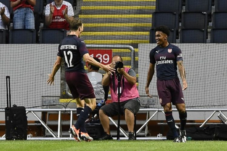 Reiss Nelson dan Stephan Lichsteiner merayakan gol Arsenal ke gawang Lazio pada laga persahabatan di Friends Arena, 4 Agustus 2018. 
