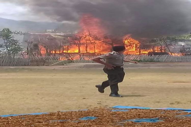 Kebakaran menghanguskan satu rumah panggung di Kabupaten Bima, Kamis (20/9/2018)