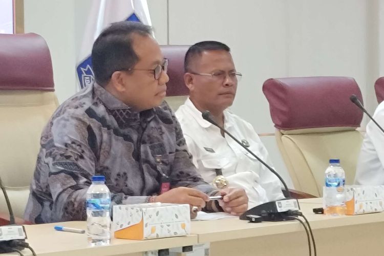 Walikota Prabumulih Arlan (kanan foto berbaju putih) saat konferensi pers di Kantor Itjen Kementerian Dalam Negeri RI, Gambir, Jakarta Pusat, Kamis (18/9/2025).