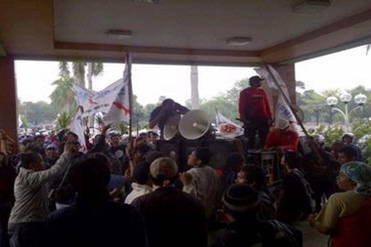 Buruh berunjuk rasa di Kantor Wali Kota Bekasi, Selasa (15/11/2011). Buruh menolak penetapan upah minimum kota yang dianggap rendah.   