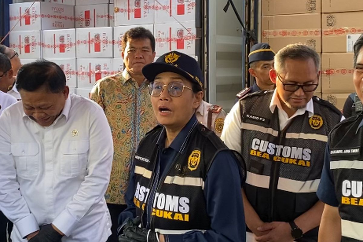 Menkeu, Sri Mulyani (tengah) di Surabaya, Rabu (5/2/2025).