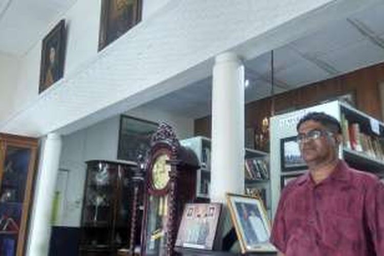 Azhar, staf Perpustakaan dan Museum Ali Hasjmy di Banda Aceh, Rabu (7/9/2016).