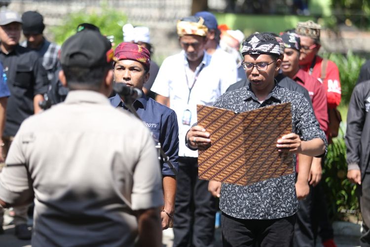 Pembacaan Kode Etik Jurnaliatik mewarnai upacara bendera yang digelar wartawan Probolinggo.