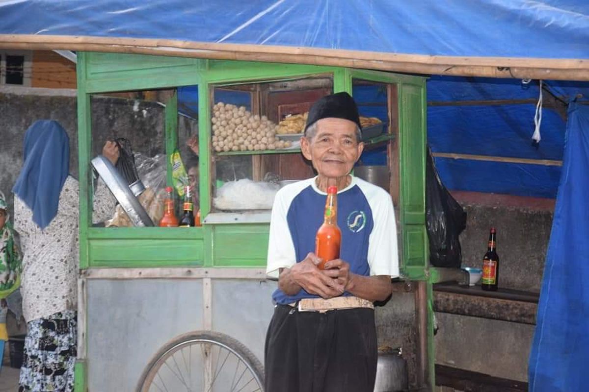 Mbah Abu, pedagang bakso dan soto Pondok Pesantren An-Nawawi di Berjan Purworejo, Jawa Tengah. Mbah Abu sudah berjualan lebih dari 40 tahun.