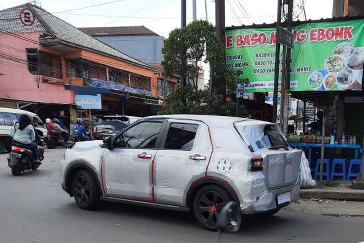 Daihatsu Rocky dalam kamuflase tertangkap kamera di Lembang, Jawa Barat, pada Kamis (11/3/2021).