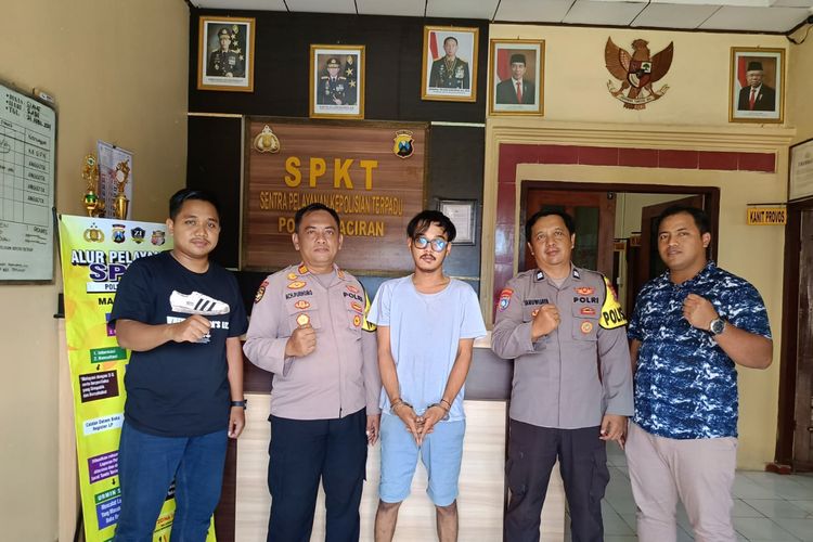 Pelaku penipuan berkedok jasa foto pernikahan (tengah), saat diamankan jajaran Polsek Paciran, Lamongan, Jawa Timur.
