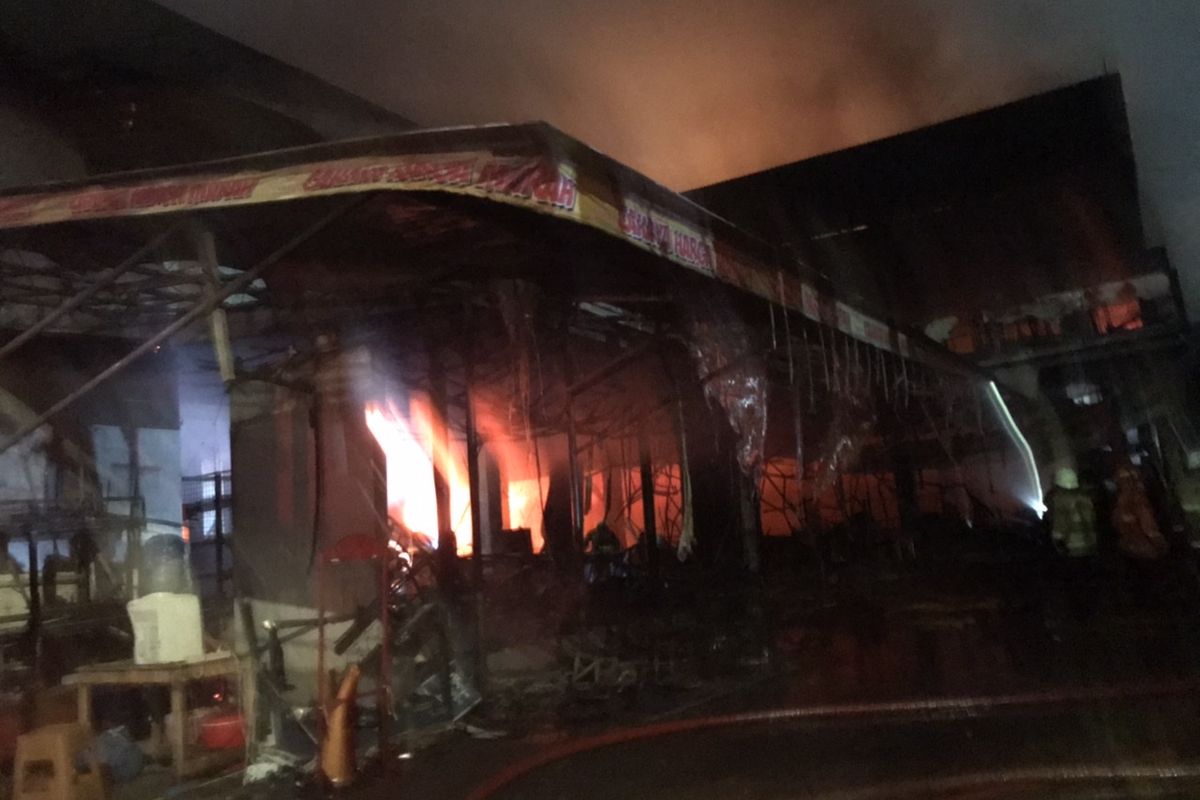 Cahaya Swalayan di Jalan Cilandak KKO, Ragunan, Pasar Minggu, Jakarta Selatan masih terbakar pada Selasa (22/9/2021) malam.