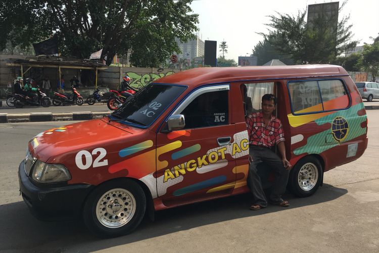 Angkutan kota (Angkot) ber-AC yang menjadi pilot project dari Kementrian Perhubungan (Kemenhub) tersebut bertrayek 02 rute Pondok Gede-Terminal Bekasi yang dimiliki oleh pasangan Darisman (46) dan Rosi (47), di Bekasi, Selasa (4/7/2017).