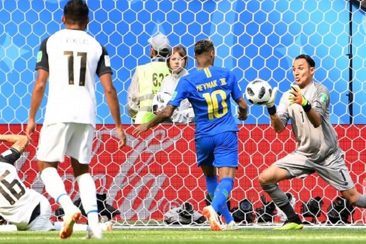 Kiper Kosta Rika, Keylor Navas, lebih cepat menahan bola dari sergapan penyerang Brasil, Neymar, pada laga Grup E Piala Dunia 2018 di St. Petersburg, 22 Juni 2018. 