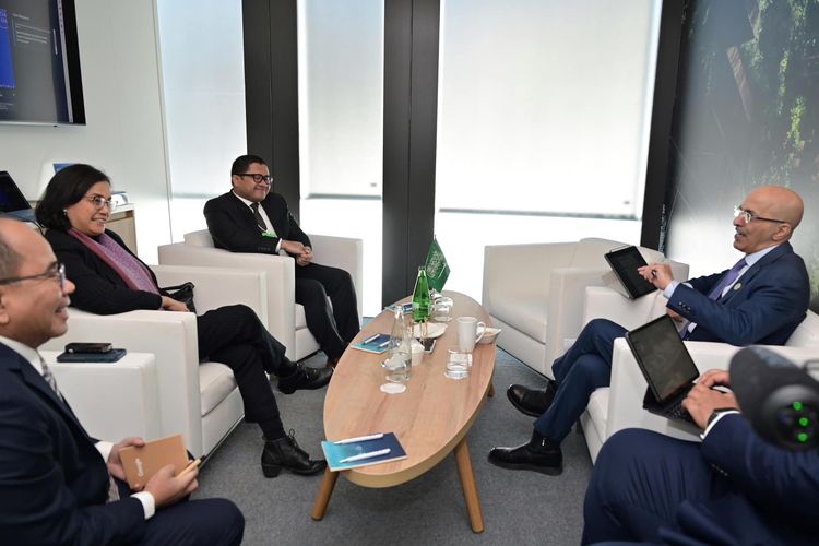 Menteri Keuangan Sri Mulyani Indrawati bertemu Menteri Keuangan Arab Saudi Mohammed Al-Jadaan di Davos, Swiss.