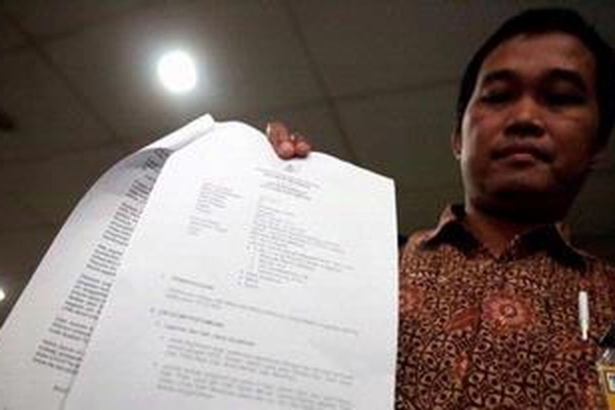 Koordinator Masyarakat Anti Korupsi Boyamin Saiman menyerahkan dokumen hasil pertemuan tertutup Badan Anggaran DPR ke Komisi Pemberantasan Korupsi, Jakarta, Jumat (10/6/2011). Boyamin menyerahkan dokumen sekaligus melaporkan dugaan praktik percaloan anggaran di DPR. KOMPAS/LUCKY PRANSISKA