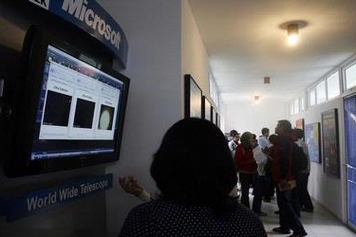 Pengunjung Bosscha mengamati cara kerja teropong matahari.