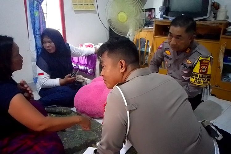 Seorang anggota Kelompok Penyelenggara Pemungutan Suara (KPPS) TPS 05 Maroangin, Kecamatan Telluwanua, Kota Palopo, Sulawesi Selatan, bernama Yohana Rakka (35) mengalami kecelakaan tabrakan dengan motor, Jumat (16/2/2024)