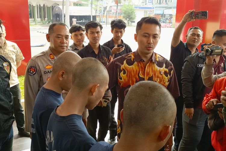 Ketiga pelaku pengeroyokan seorang remaja di Kabupaten Bandung yang aksinya terekam CCTV ditangkap, Jumat (18/7/2025)