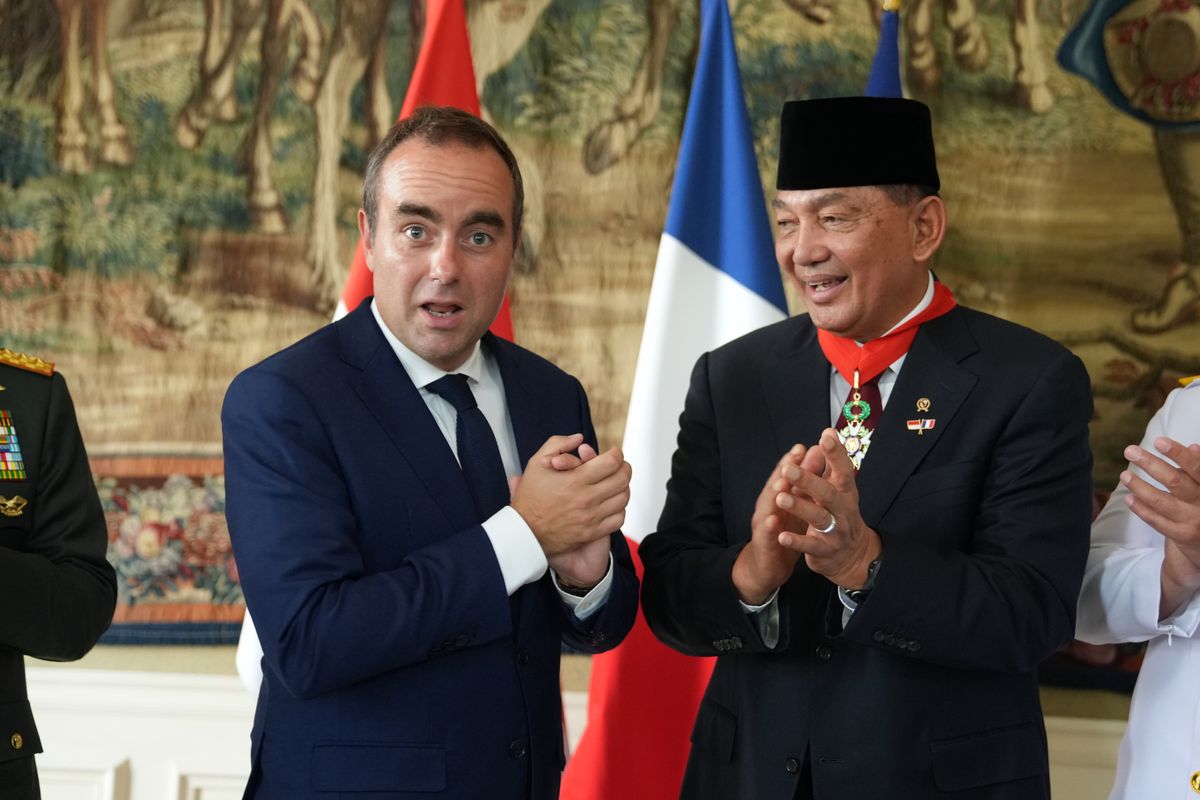 Menteri Pertahanan (Menhan) Perancis H.E. Mr. Sebastien Lecornu (kiri) dan Menhan RI, Sjafrie Sjamsoeddin yang baru menerima tanda jasa kehormatan dari Pemerintah Perancis, Senin (14/7/2025).