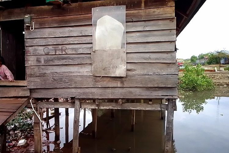 Satu keluarga di Kelurahan Ponjalae, Kecamatan Wara Timur, Kota Palopo, Sulawesi Selatan, hidup dalam keterbatasan dan memprihatinkan, satu keluarga ini terbilang hidup dalam suasana kemiskinan ekstrem., Rabu (8/2/2023)