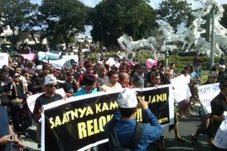 Ratusan pedagang Bandara Ngurah Rai berunjuk rasa di kawasan Bandara, Jum'at (26/7/2013) menuntut relokasi.