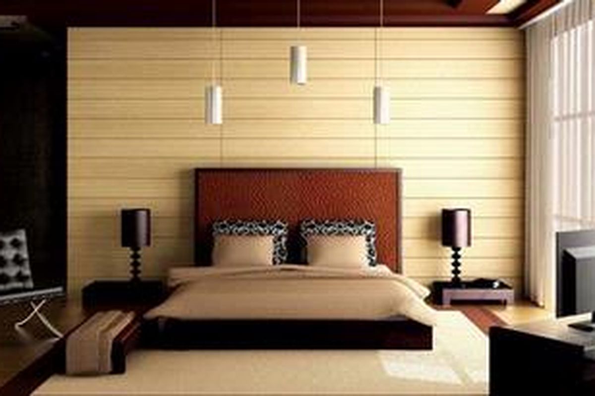 Bukalah jendela kamar agar hawa segar pagi hari masuk ke dalam ruangan sekaligus mengganti udara di dalamnya.