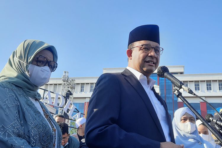 Gubernur DKI Jakarta Anies Baswedan didampingi istrinya saat Hari Raya Idul Adha di Jakarta International Stadium (JIS), Jakarta Utara, Minggu (10/7/2022).