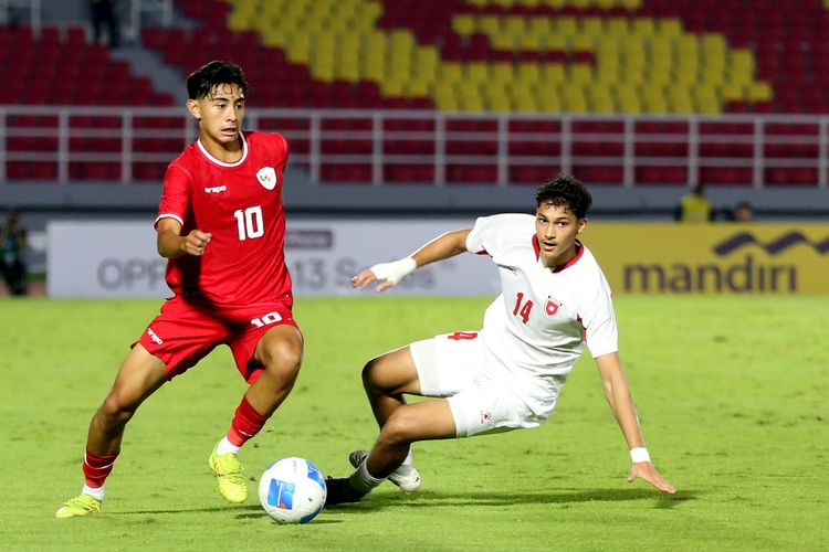 Pemain Timnas U20 Indonesia Welber Jardim yang dijaga pemain Yordania saat turnamen internasional Challenge Series 2025 yang berakhir dengan skor 0-1 di Stadion Gelora Delta Sidoarjo, Jumat (24/1/2025) malam.