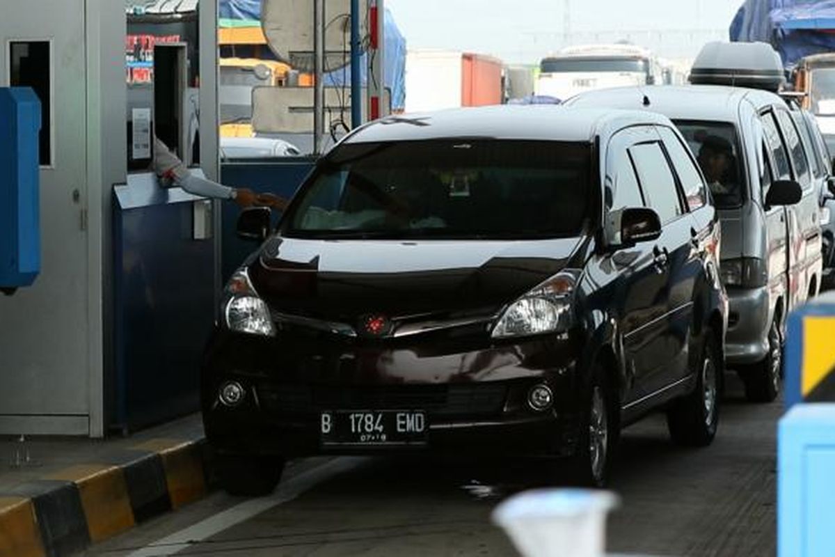 Transaksi di GT Palimanan Tol Cikopo-Palimanan yang terpantau pada Sabtu (25/6/2016).