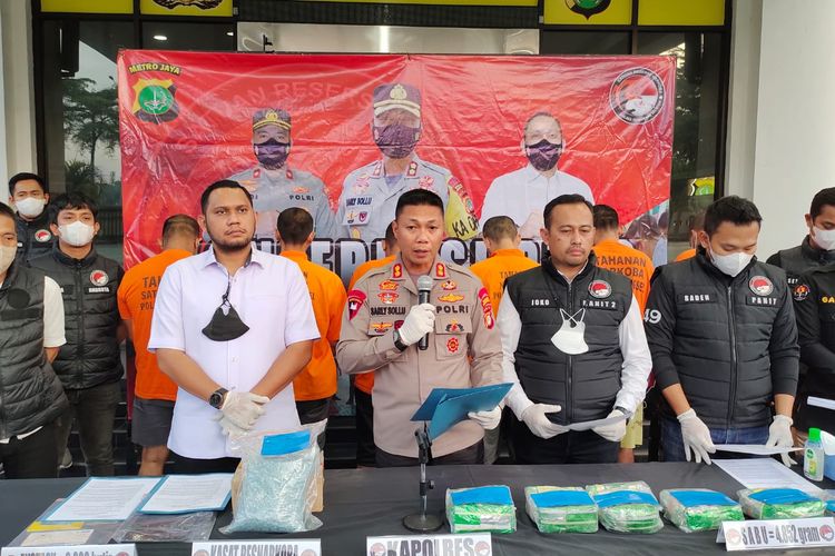 Pers Release pengungkapan kasus narkoba jaringan Malaysia di Polres Tangsel pada Senin (7/11/2022). Kapolres Tangsel AKBP Sarly Sollu mengatakan pihaknya menangkap 7 pelaku di tiga lokasi berbeda.