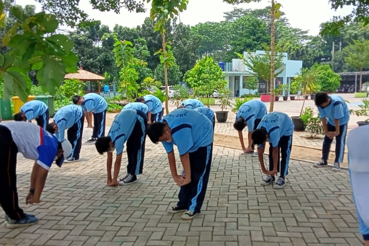 Siswa SMPN 8 Tangsel sedang mengikuti olahraga di luar kelas