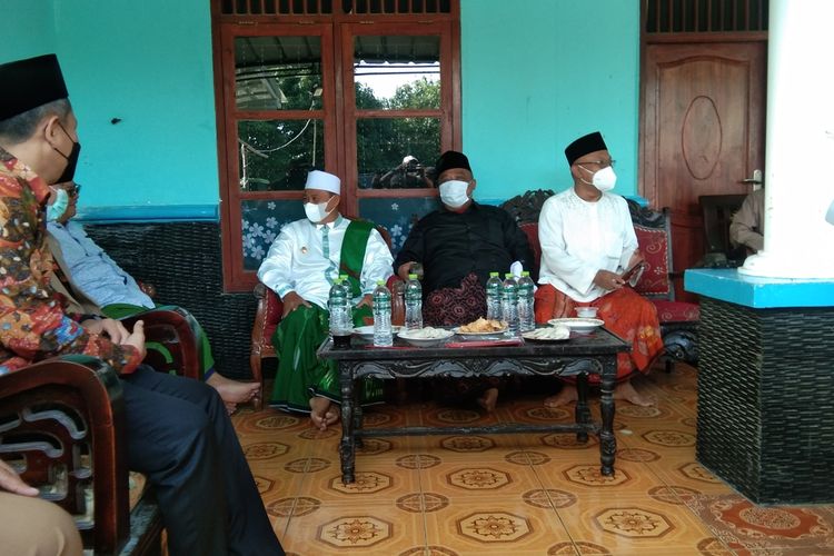 Wakil Gubernur Jawa Barat Uu Ruzhanul Ulum saat mengunjungi dan menyerahkan bantuan ke Pesantren Miftahul Khoirot, Selasa (22/2/2022).