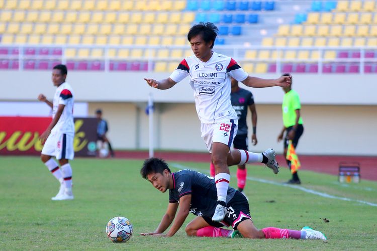 Pemain Arema FC Hanis Sagara melawati pemain Persita Tangerang Sin Yeong Bae saat pertandingan pekan ke-15 Liga 1 2022-2023 yang berakhir dengan skor 2-0 di Stadion Manahan Solo, Sabtu (17/12/2022) sore.