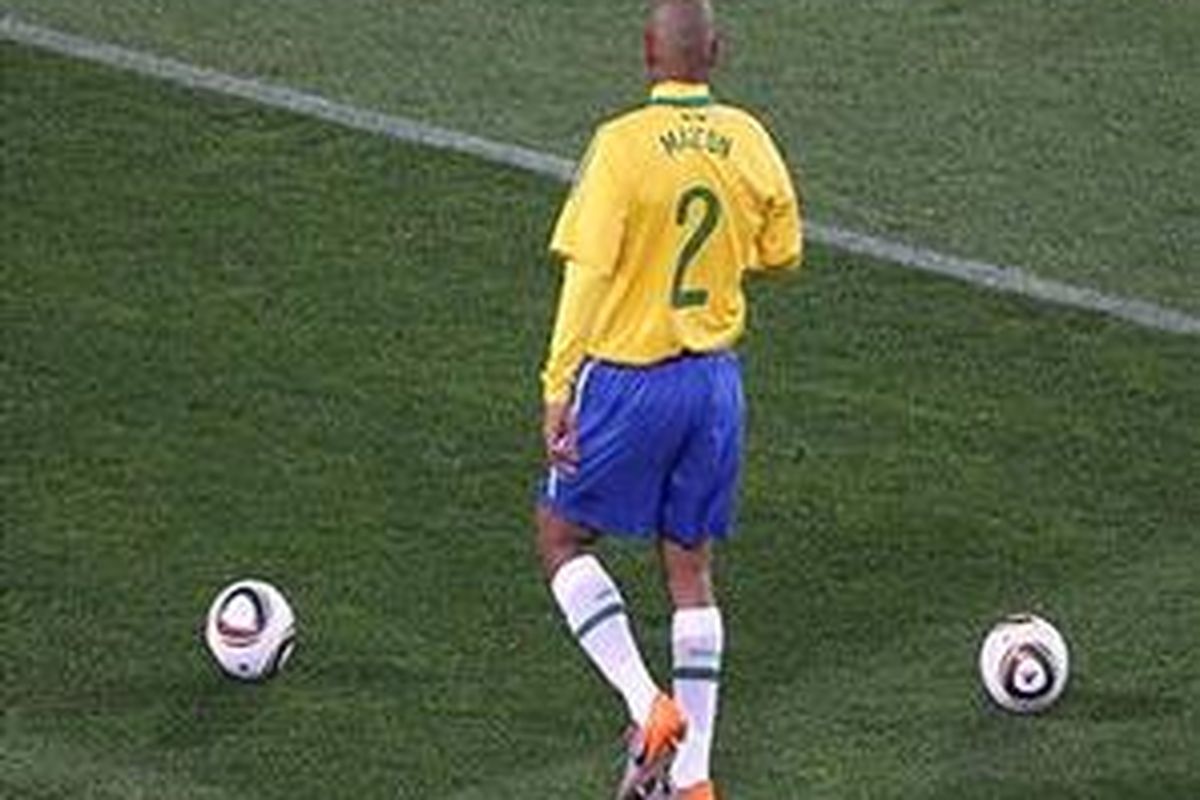 Bek Brasil dan Inter Milan, Douglas Maicon.