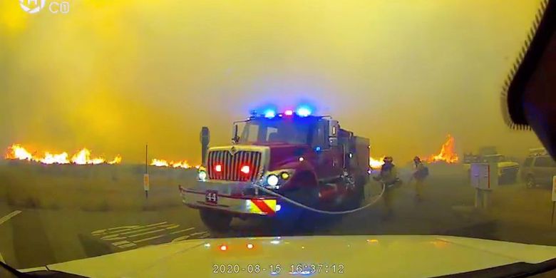 Mobil pemadam kebakaran bergerak memadamkan Api Lovalton di jalan raya Chilcoot, California, Amerika Serikat, pada 15 Agustus 2020.