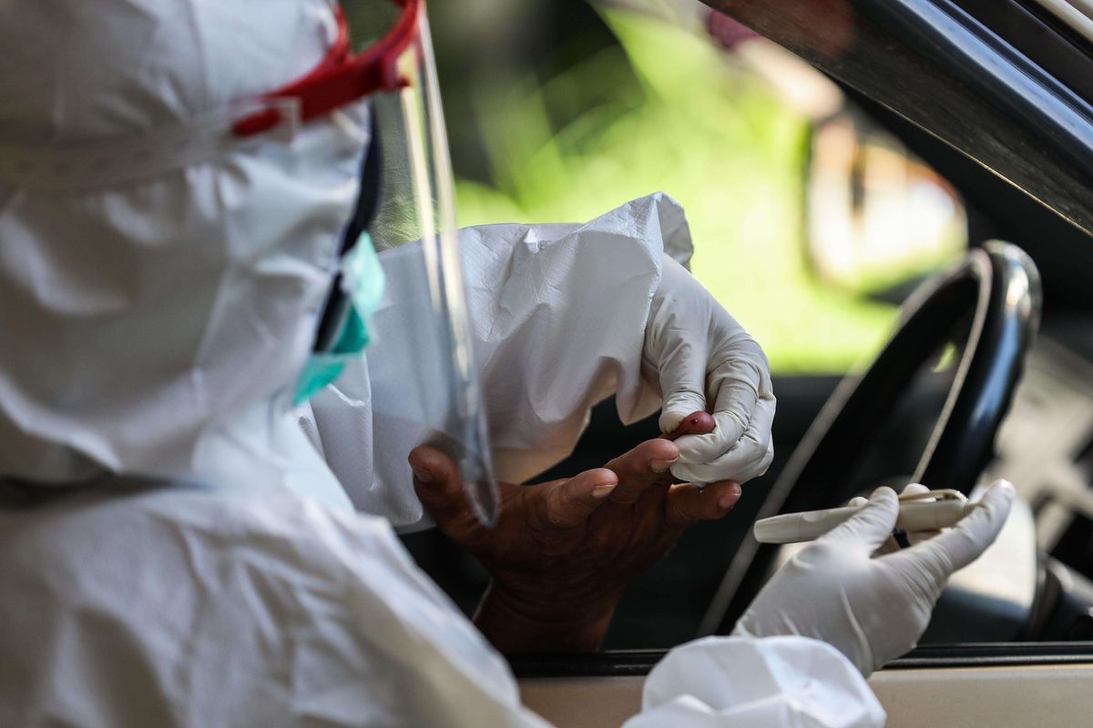 Petugas Dinas Kesehatan Kota Bogor melakukan uji cepat (rapid test) massal Covid-19 dengan skema drive thru di halaman GOR Pajajaran, Bogor, Jawa Barat, Selasa (7/4/2020). Database crisis center COVID-19 kota Bogor melaporkan pada hari sabtu (4/4/2020) tercatat ada sebanyak 41 pasien positif virus corona, dan dari jumlah tersebut sebanyak 7 pasien meninggal dunia serta 34 pasien dalam perawatan rumah sakit.