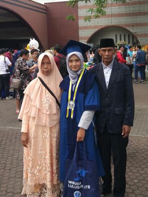 Herayati dan kedua orang tuanya usai wisuda di ITB.