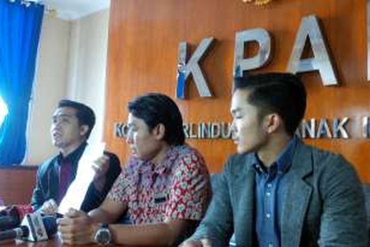 Pelapor Dian Indrayana (tengah) bersama kedua kuasa hukumnya mendatangi Komisi Perlindungan Anak Indonesia (KPAI), Menteng, Jakarta Pusat, Rabu (6/4/2016). Kedatangan mereka meminta KPAI untuk memberikan bantuan psikologis kepada dua anaknya lantaran mengalami trauma akibat 