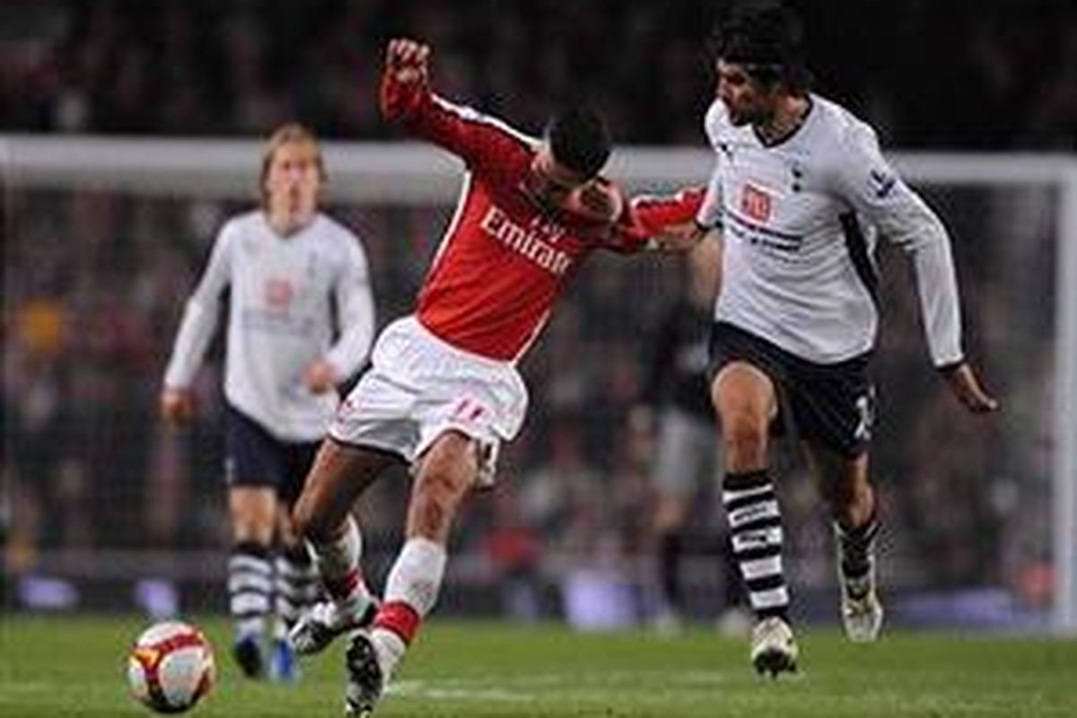 Dengan pembelanjaan pemain secara besar-besaran di kubu Tottenham dan Villa, malah tidak membuat kubu Arsenal melakukan hal yang sama. Mereka malah bertahan untuk tidak mengeluarkan dana banyak dalam pembelanjaan pemain.